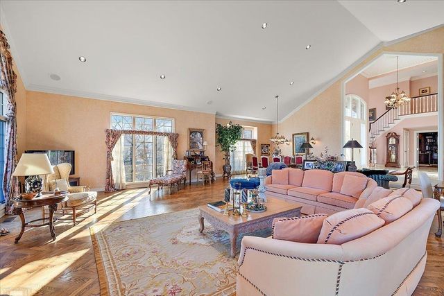 207 Lake Shore Drive, Grosse Pointe Farms, MI 48236