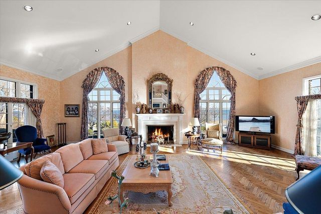 207 Lake Shore Drive, Grosse Pointe Farms, MI 48236