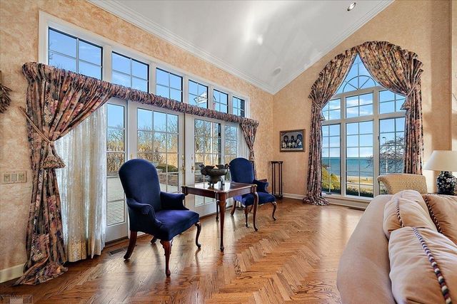 207 Lake Shore Drive, Grosse Pointe Farms, MI 48236