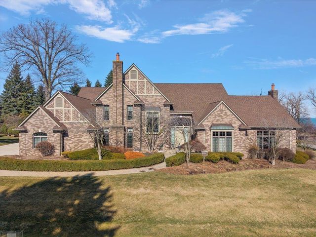 207 Lake Shore Drive, Grosse Pointe Farms, MI 48236