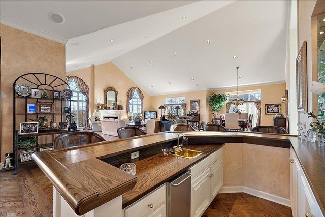 207 Lake Shore Drive, Grosse Pointe Farms, MI 48236