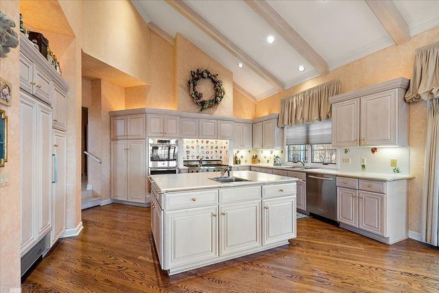 207 Lake Shore Drive, Grosse Pointe Farms, MI 48236