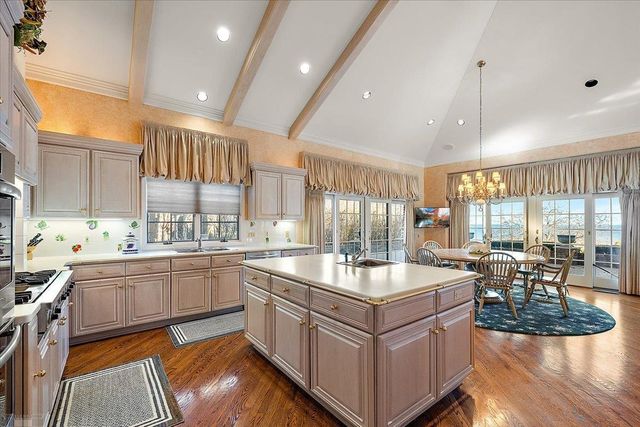 207 Lake Shore Drive, Grosse Pointe Farms, MI 48236