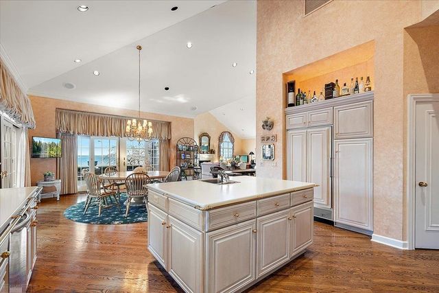 207 Lake Shore Drive, Grosse Pointe Farms, MI 48236