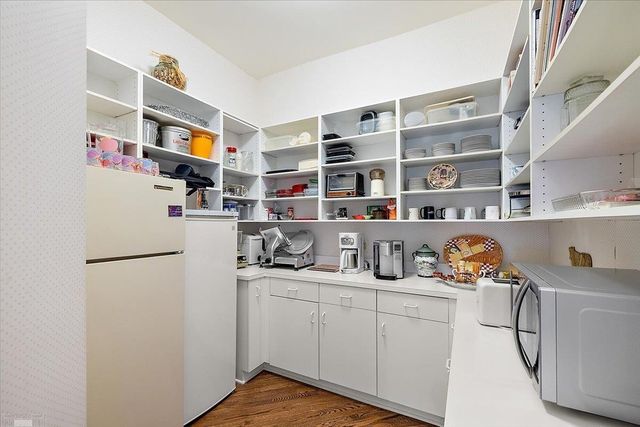 207 Lake Shore Drive, Grosse Pointe Farms, MI 48236