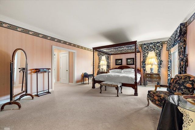 207 Lake Shore Drive, Grosse Pointe Farms, MI 48236