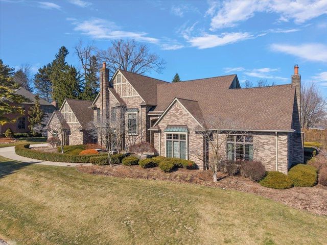 207 Lake Shore Drive, Grosse Pointe Farms, MI 48236