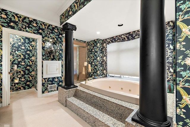 207 Lake Shore Drive, Grosse Pointe Farms, MI 48236