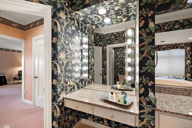 207 Lake Shore Drive, Grosse Pointe Farms, MI 48236