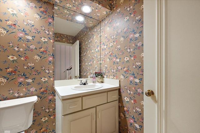 207 Lake Shore Drive, Grosse Pointe Farms, MI 48236