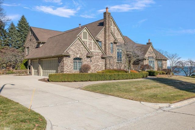 207 Lake Shore Drive, Grosse Pointe Farms, MI 48236