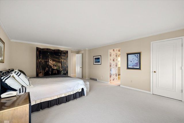 207 Lake Shore Drive, Grosse Pointe Farms, MI 48236