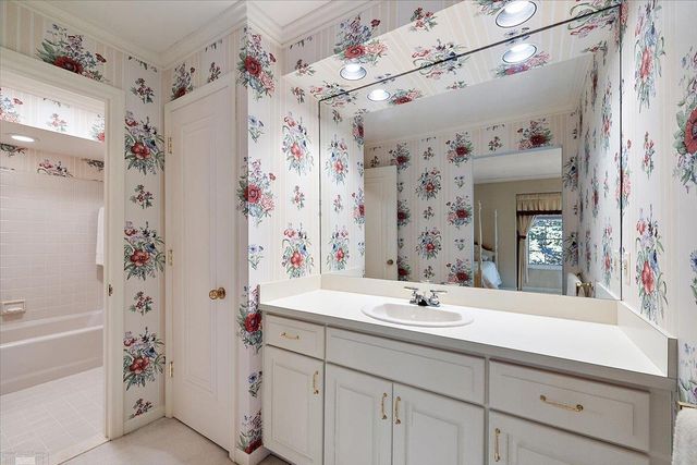 207 Lake Shore Drive, Grosse Pointe Farms, MI 48236