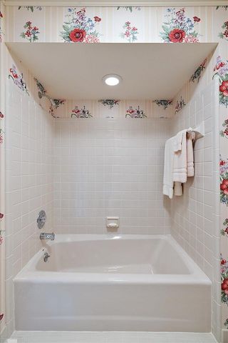 207 Lake Shore Drive, Grosse Pointe Farms, MI 48236