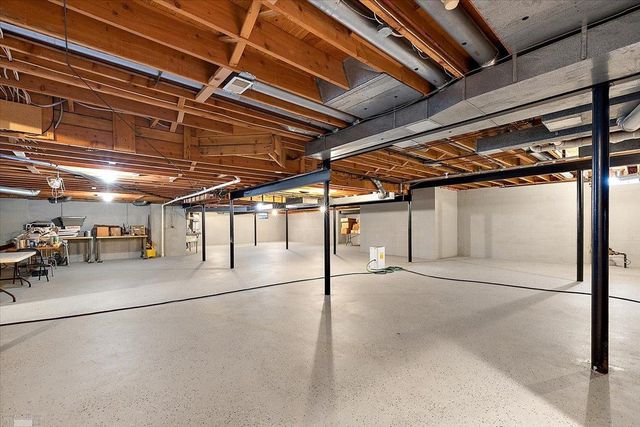 207 Lake Shore Drive, Grosse Pointe Farms, MI 48236