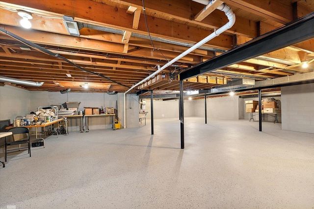 207 Lake Shore Drive, Grosse Pointe Farms, MI 48236