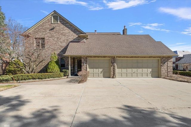 207 Lake Shore Drive, Grosse Pointe Farms, MI 48236