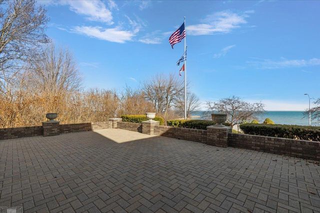 207 Lake Shore Drive, Grosse Pointe Farms, MI 48236