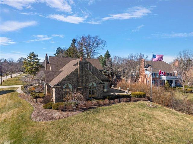 207 Lake Shore Drive, Grosse Pointe Farms, MI 48236