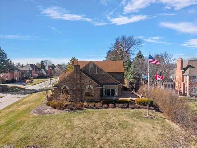 207 Lake Shore Drive, Grosse Pointe Farms, MI 48236