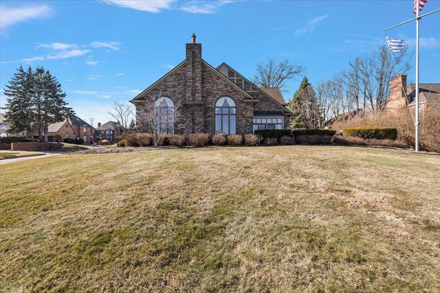 207 Lake Shore Drive, Grosse Pointe Farms, MI 48236