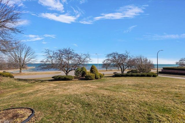 207 Lake Shore Drive, Grosse Pointe Farms, MI 48236