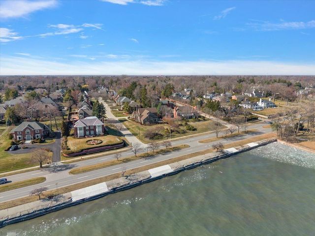 207 Lake Shore Drive, Grosse Pointe Farms, MI 48236