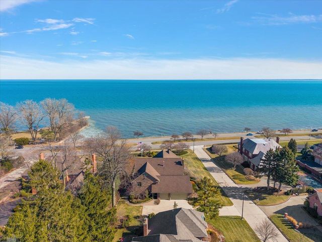 207 Lake Shore Drive, Grosse Pointe Farms, MI 48236