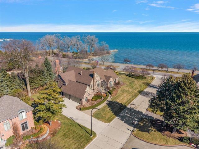 207 Lake Shore Drive, Grosse Pointe Farms, MI 48236