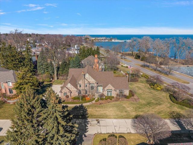 207 Lake Shore Drive, Grosse Pointe Farms, MI 48236