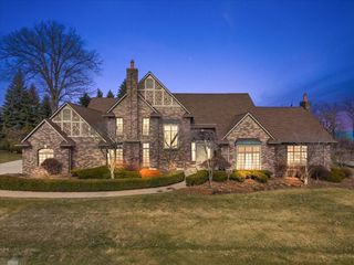207 Lake Shore Drive, Grosse Pointe Farms, MI 48236