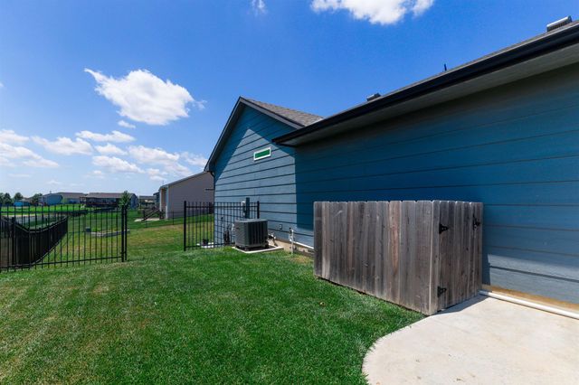 1403 N Chinaberry St, Andover, KS 67002