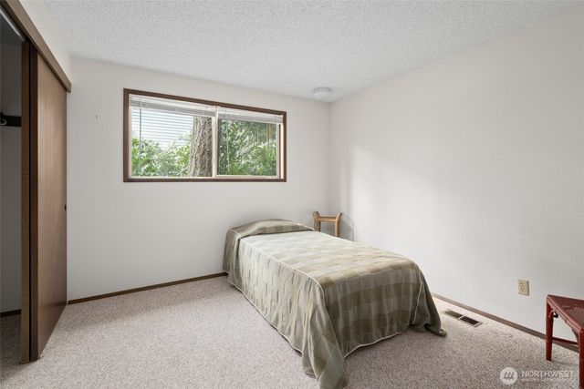 2068 Pine Wood Way, Oak Harbor, WA 98277