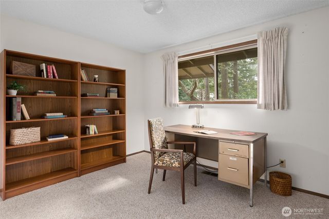 2068 Pine Wood Way, Oak Harbor, WA 98277