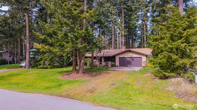2068 Pine Wood Way, Oak Harbor, WA 98277