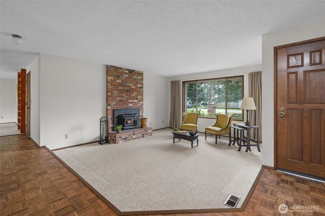 2068 Pine Wood Way, Oak Harbor, WA 98277