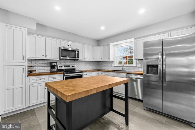 16040 FAIRWAY DR, Dumfries, VA 22025