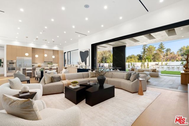 5200 Oakdale Avenue, Woodland Hills (los Angeles), CA 91364