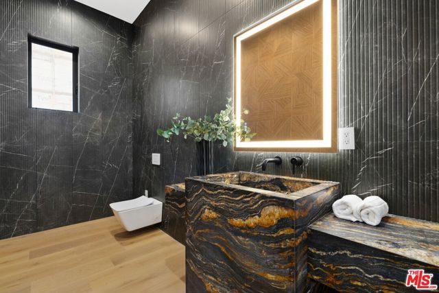 5200 Oakdale Avenue, Woodland Hills (los Angeles), CA 91364