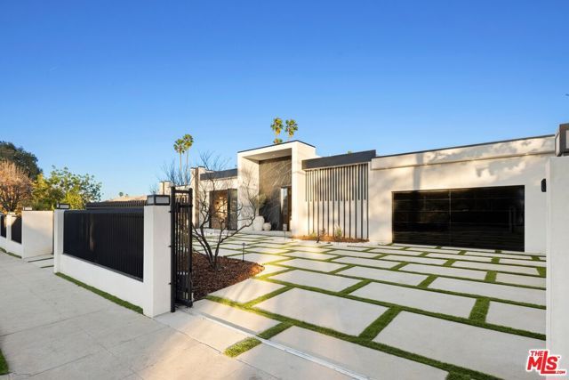 5200 Oakdale Avenue, Woodland Hills (los Angeles), CA 91364