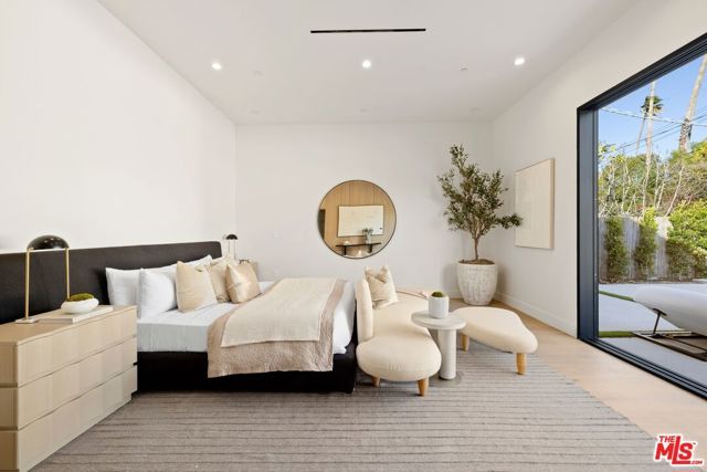 5200 Oakdale Avenue, Woodland Hills (los Angeles), CA 91364