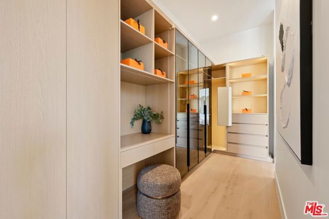 5200 Oakdale Avenue, Woodland Hills (los Angeles), CA 91364