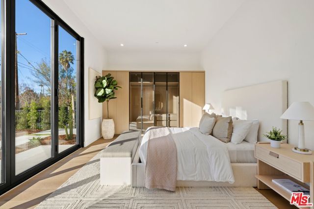 5200 Oakdale Avenue, Woodland Hills (los Angeles), CA 91364