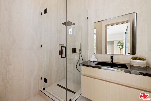 5200 Oakdale Avenue, Woodland Hills (los Angeles), CA 91364