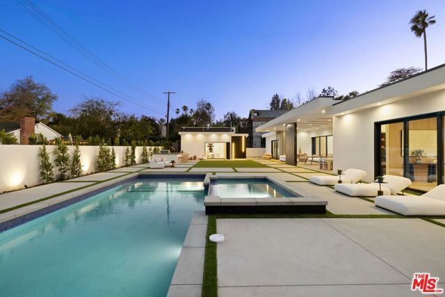 5200 Oakdale Avenue, Woodland Hills (los Angeles), CA 91364