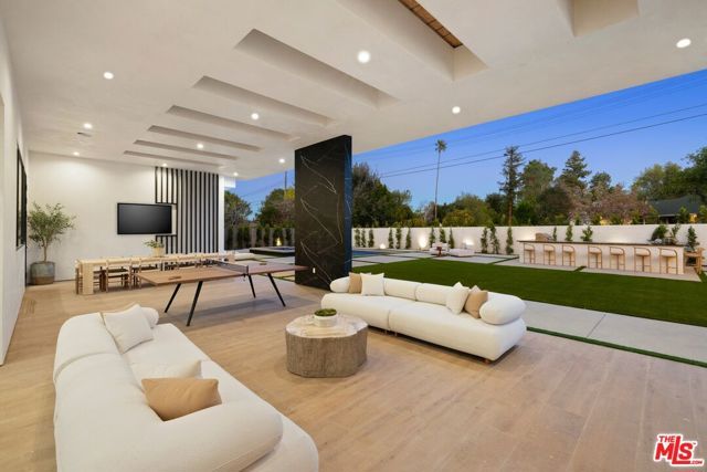 5200 Oakdale Avenue, Woodland Hills (los Angeles), CA 91364