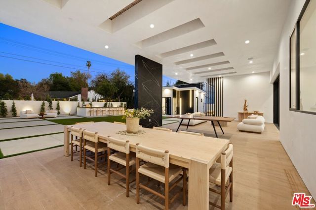 5200 Oakdale Avenue, Woodland Hills (los Angeles), CA 91364