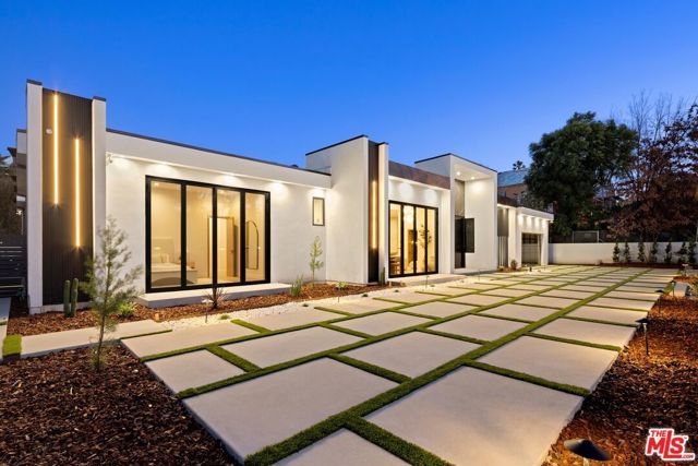 5200 Oakdale Avenue, Woodland Hills (los Angeles), CA 91364