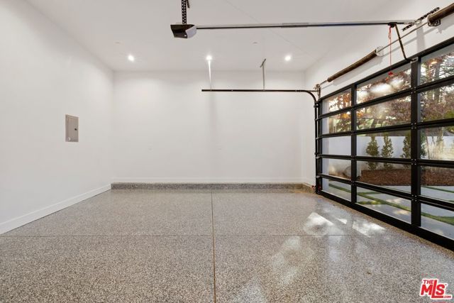 5200 Oakdale Avenue, Woodland Hills (los Angeles), CA 91364