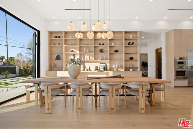 5200 Oakdale Avenue, Woodland Hills (los Angeles), CA 91364